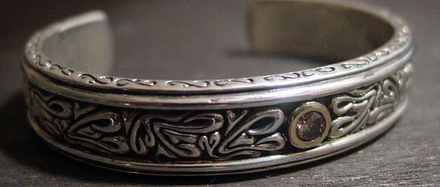 唐草バングル　ブラウンダイヤモンド